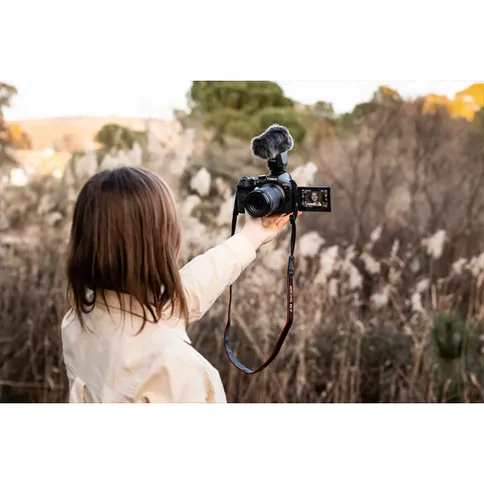 Canon-EOS-R7-lifestyle_6.jpg