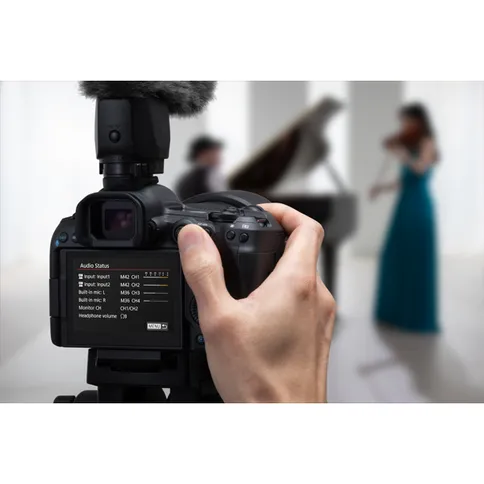 canon-r5ii-lifestyle_2.jpg