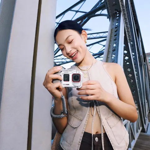 Insta360-Ace-Pro-2-Arctic-White-Xplorer-Bundle-Moonlight-Silver_4.jpg