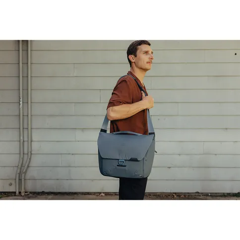 Everyday_Messenger_13L_Ocean_4.jpg