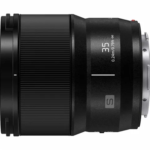 Lumix-S-35mm-F1-8_2.jpg