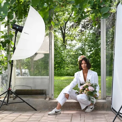 Elinchrom-THREE-OnLocation-Wedding-Kit-Umbrella_2.jpg